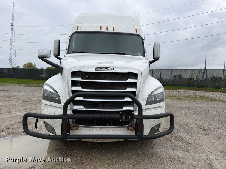 image for item OE9742 2020 Freightliner Cascadia semi truck