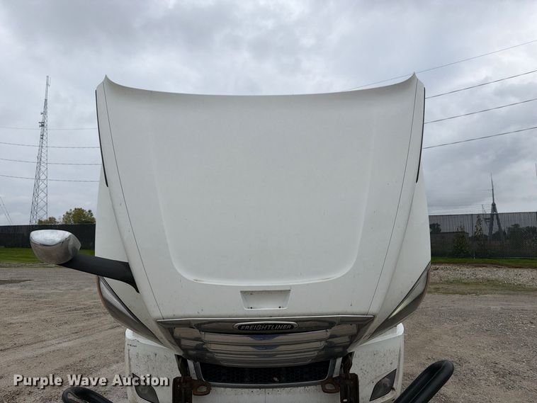 image for item OE9742 2020 Freightliner Cascadia semi truck