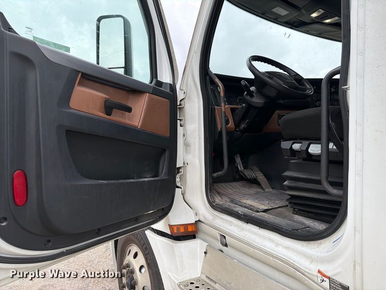 image for item OE9742 2020 Freightliner Cascadia semi truck
