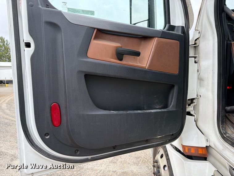 image for item OE9742 2020 Freightliner Cascadia semi truck