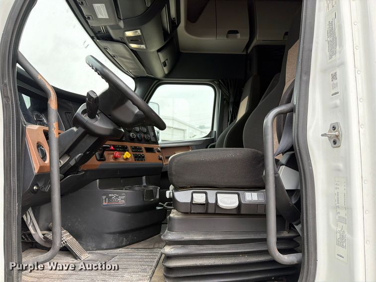 image for item OE9742 2020 Freightliner Cascadia semi truck