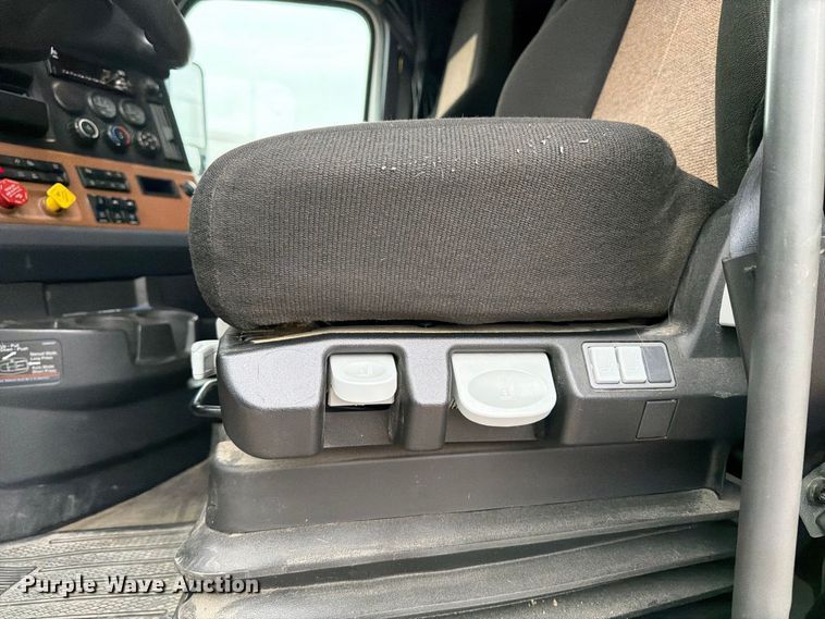 image for item OE9742 2020 Freightliner Cascadia semi truck
