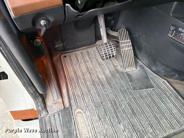 image for item OE9742 2020 Freightliner Cascadia semi truck