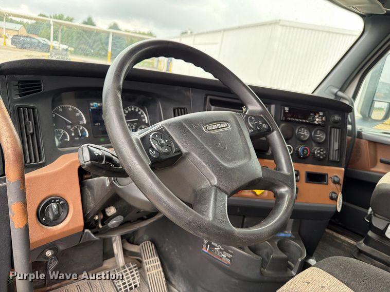 image for item OE9742 2020 Freightliner Cascadia semi truck