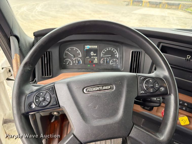 image for item OE9742 2020 Freightliner Cascadia semi truck