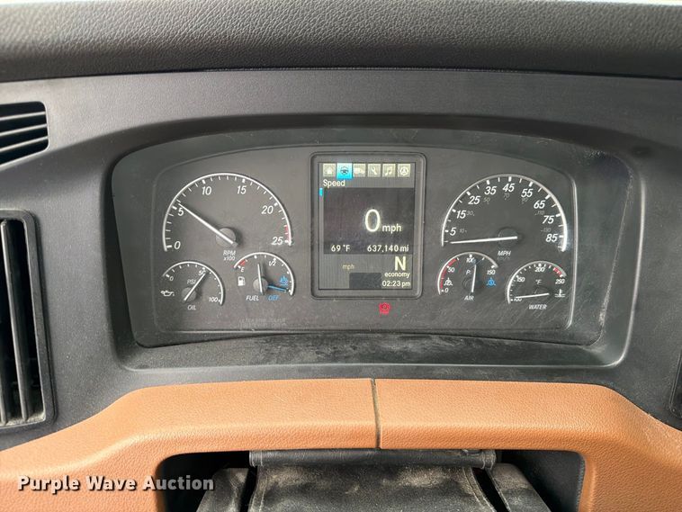 image for item OE9742 2020 Freightliner Cascadia semi truck