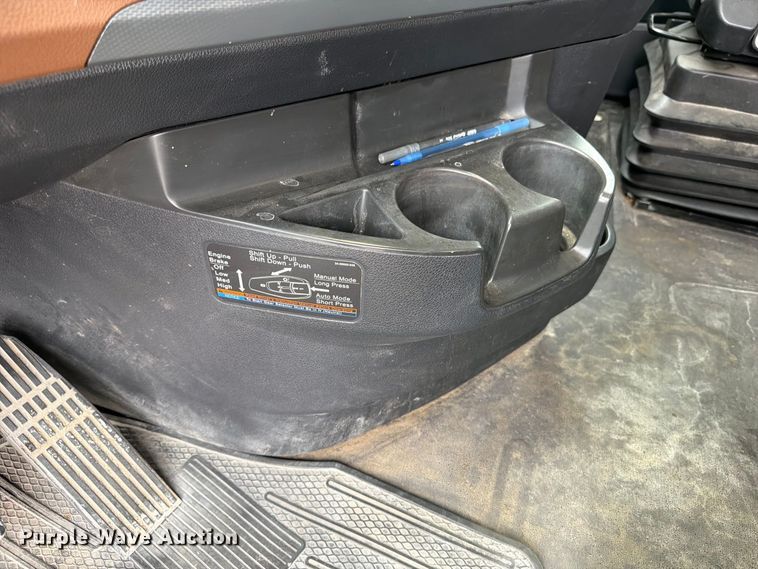image for item OE9742 2020 Freightliner Cascadia semi truck