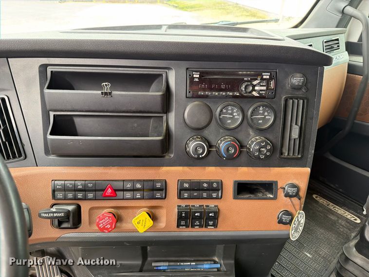 image for item OE9742 2020 Freightliner Cascadia semi truck