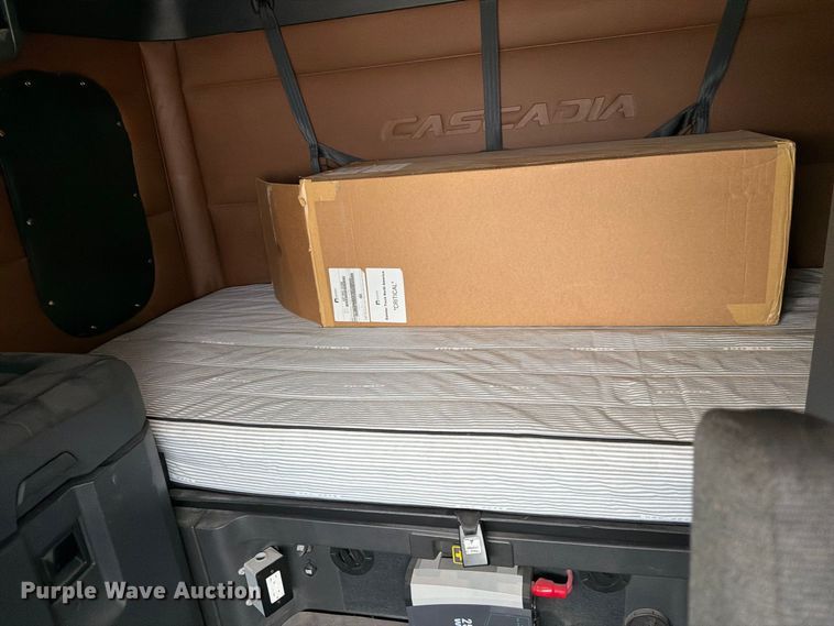 image for item OE9742 2020 Freightliner Cascadia semi truck