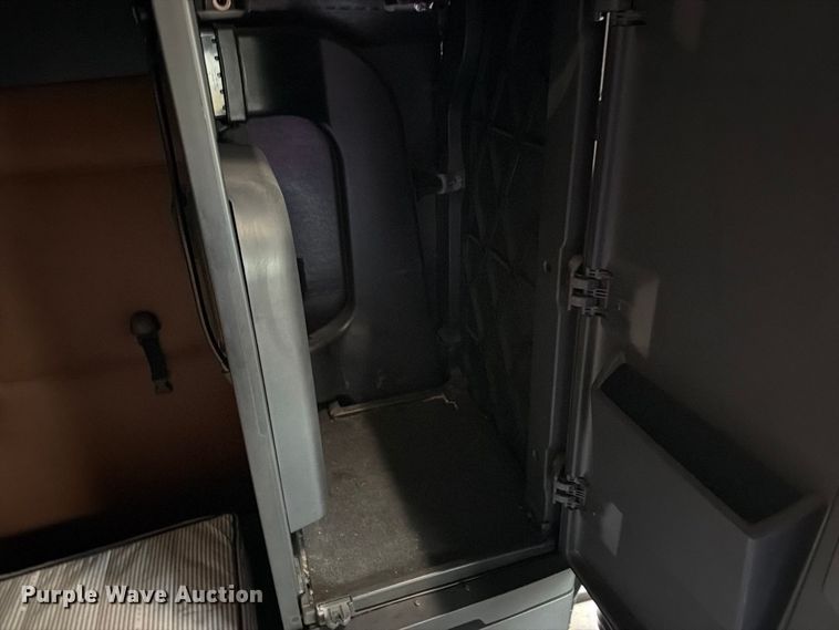 image for item OE9742 2020 Freightliner Cascadia semi truck