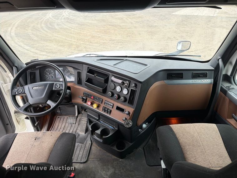 image for item OE9742 2020 Freightliner Cascadia semi truck