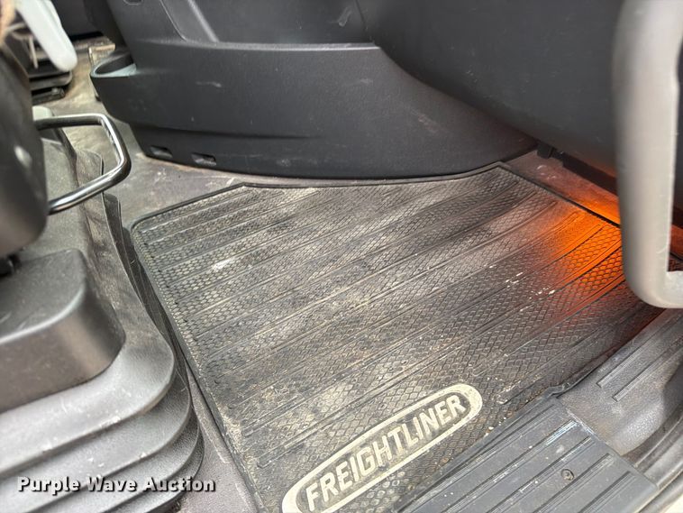 image for item OE9742 2020 Freightliner Cascadia semi truck