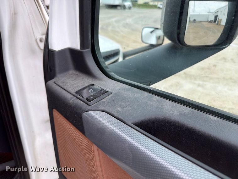 image for item OE9742 2020 Freightliner Cascadia semi truck