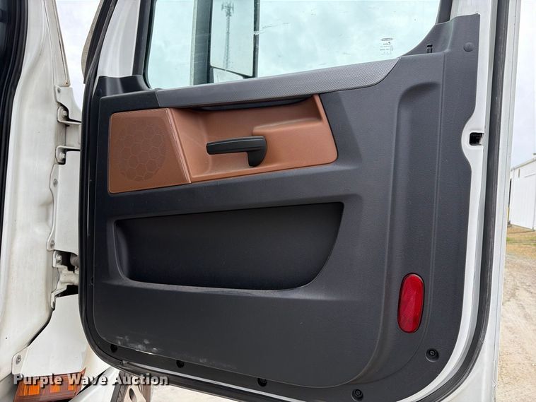 image for item OE9742 2020 Freightliner Cascadia semi truck