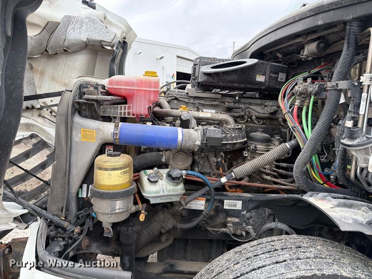 image for item OE9742 2020 Freightliner Cascadia semi truck