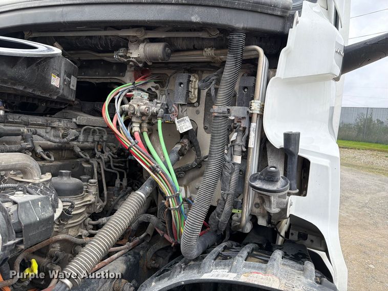 image for item OE9742 2020 Freightliner Cascadia semi truck