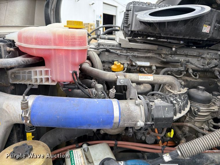 image for item OE9742 2020 Freightliner Cascadia semi truck