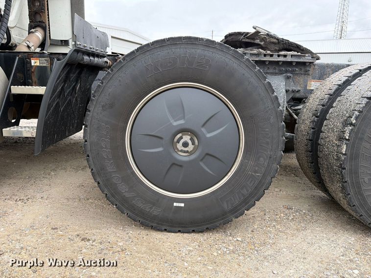 image for item OE9742 2020 Freightliner Cascadia semi truck