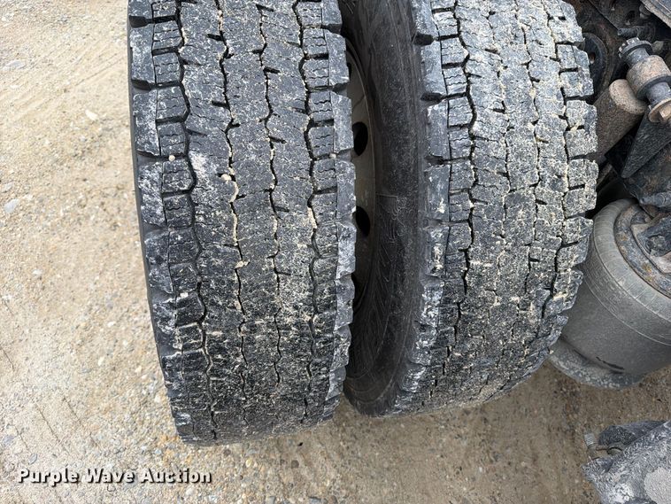 image for item OE9742 2020 Freightliner Cascadia semi truck