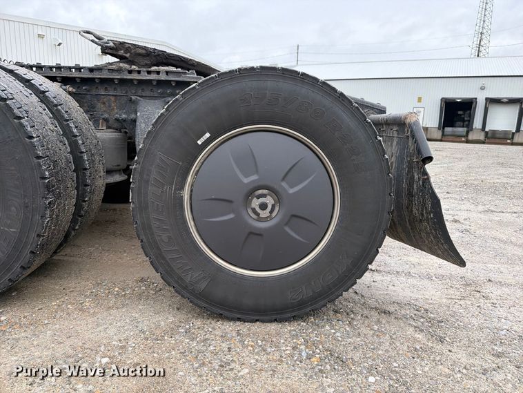 image for item OE9742 2020 Freightliner Cascadia semi truck