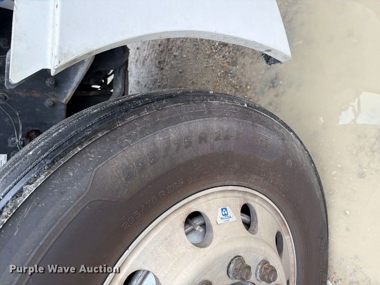 image for item OE9742 2020 Freightliner Cascadia semi truck