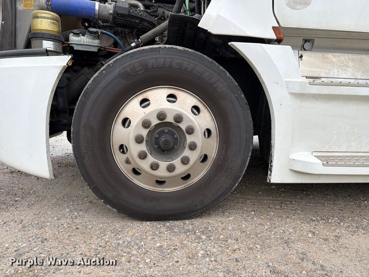 image for item OE9742 2020 Freightliner Cascadia semi truck
