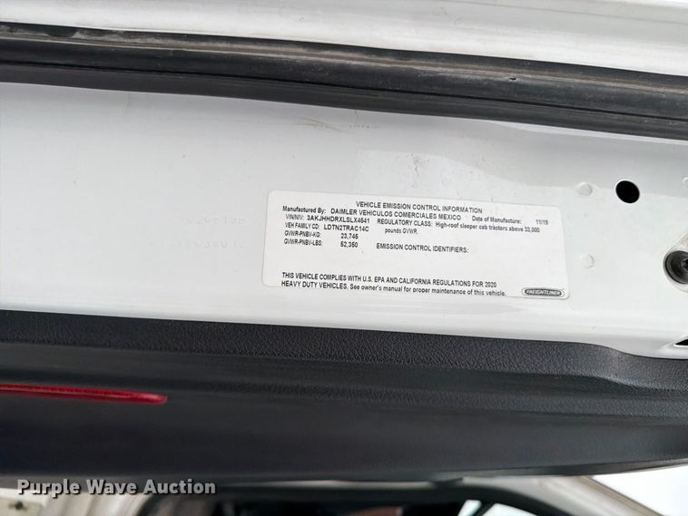 image for item OE9742 2020 Freightliner Cascadia semi truck