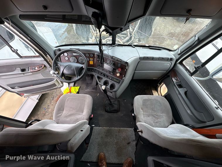 image for item YA1513 2010 Freightliner CST120 semi truck