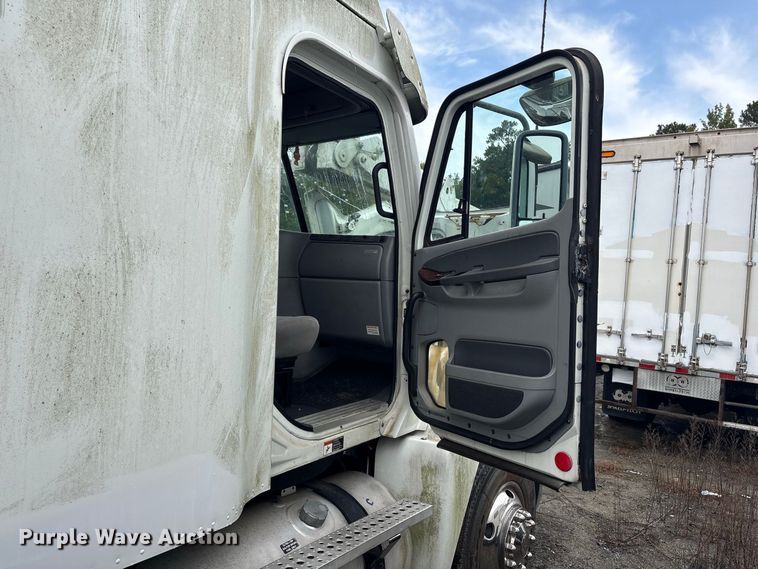 image for item YA1513 2010 Freightliner CST120 semi truck