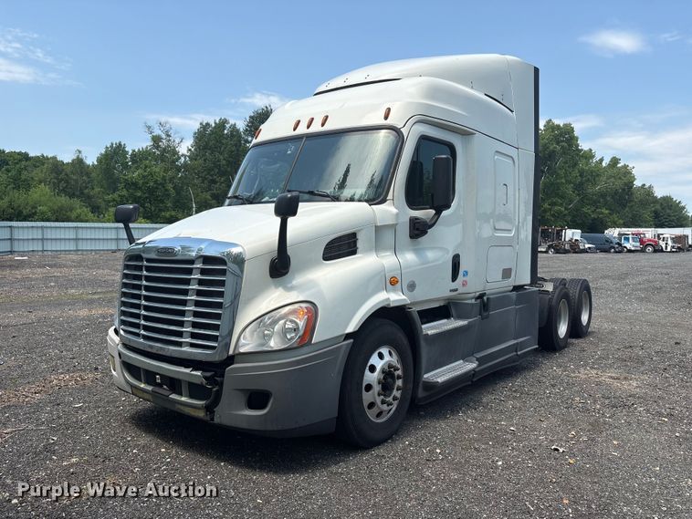 image for item YA2544 2018 Freightliner Cascadia semi truck