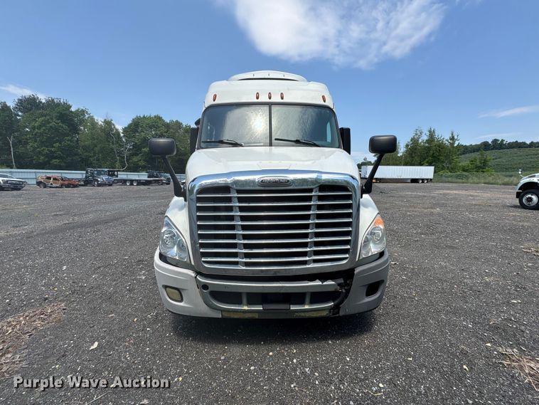 image for item YA2544 2018 Freightliner Cascadia semi truck