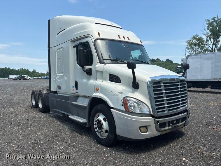 image for item YA2544 2018 Freightliner Cascadia semi truck