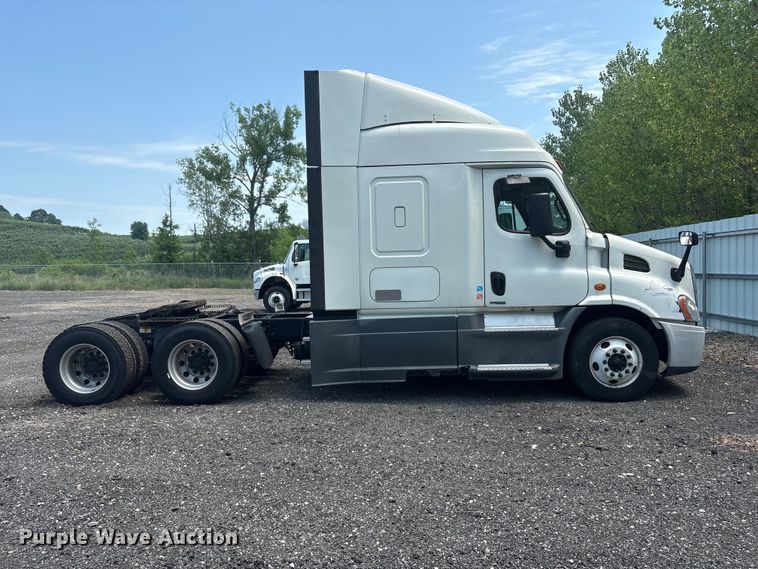 image for item YA2544 2018 Freightliner Cascadia semi truck