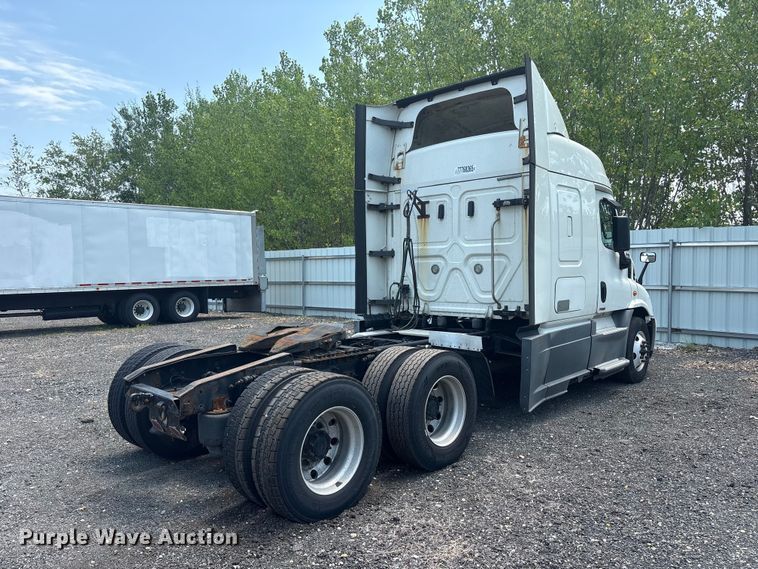 image for item YA2544 2018 Freightliner Cascadia semi truck