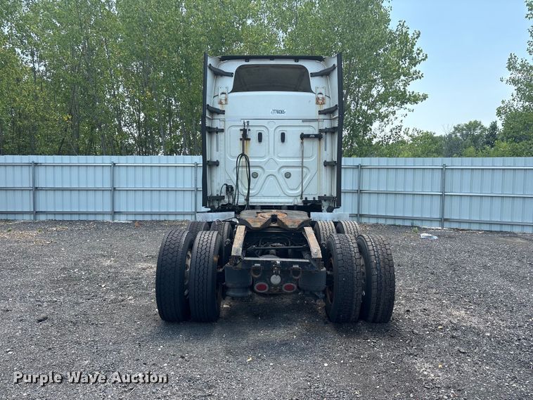 image for item YA2544 2018 Freightliner Cascadia semi truck