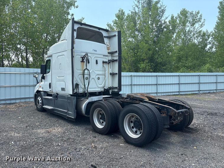 image for item YA2544 2018 Freightliner Cascadia semi truck