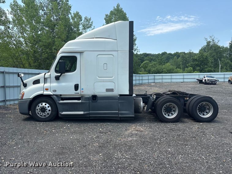 image for item YA2544 2018 Freightliner Cascadia semi truck