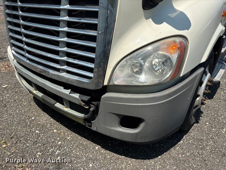 image for item YA2544 2018 Freightliner Cascadia semi truck