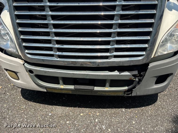 image for item YA2544 2018 Freightliner Cascadia semi truck