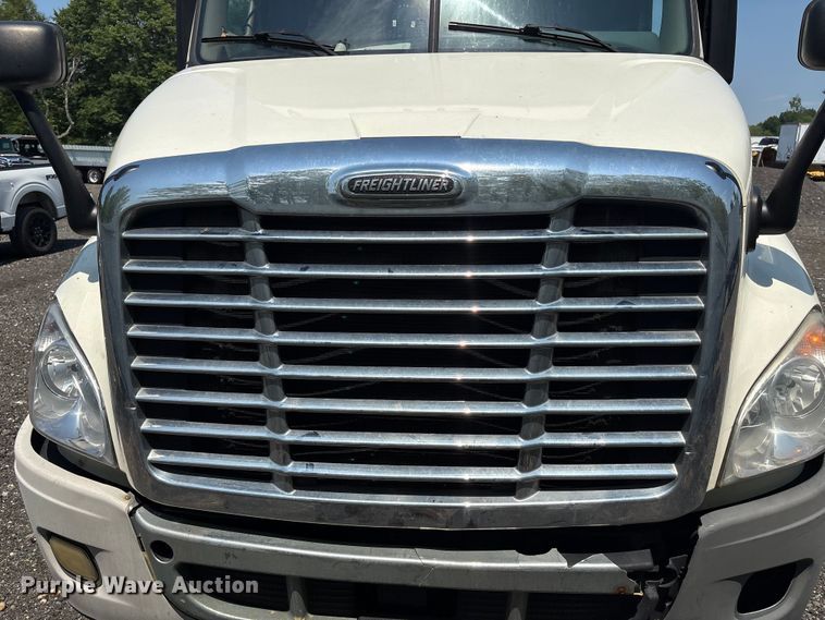 image for item YA2544 2018 Freightliner Cascadia semi truck