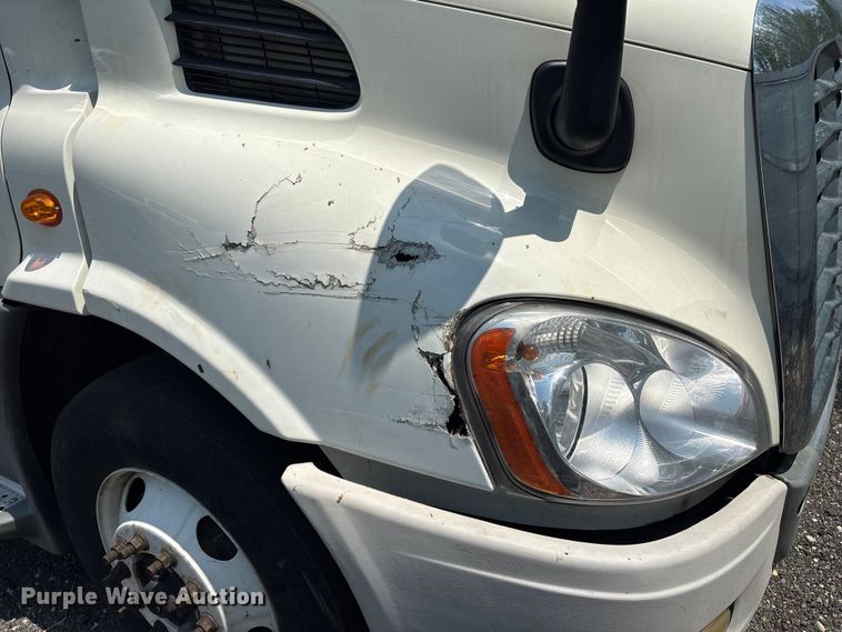 image for item YA2544 2018 Freightliner Cascadia semi truck