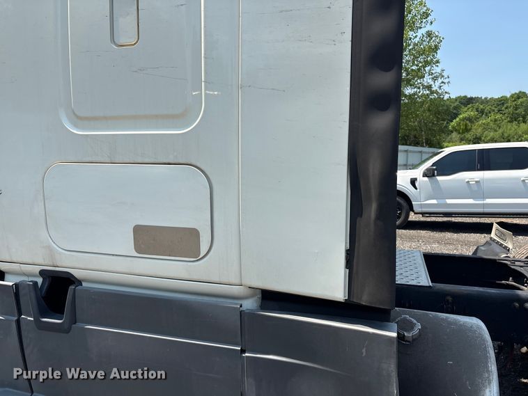 image for item YA2544 2018 Freightliner Cascadia semi truck