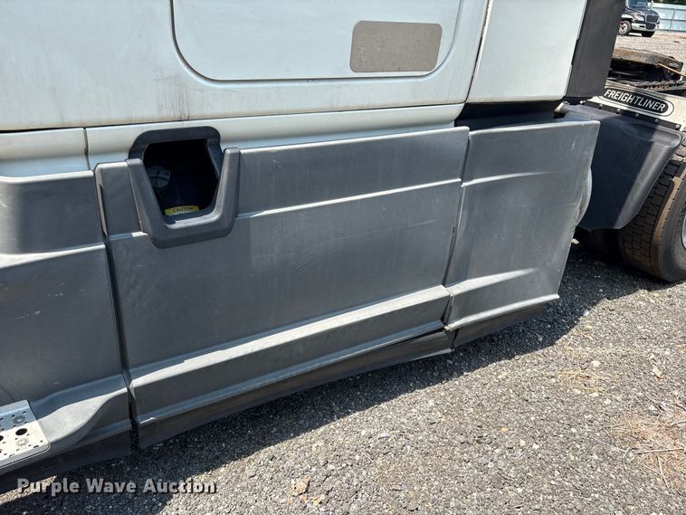 image for item YA2544 2018 Freightliner Cascadia semi truck