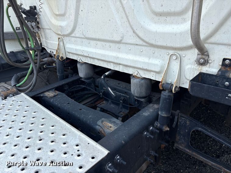 image for item YA2544 2018 Freightliner Cascadia semi truck