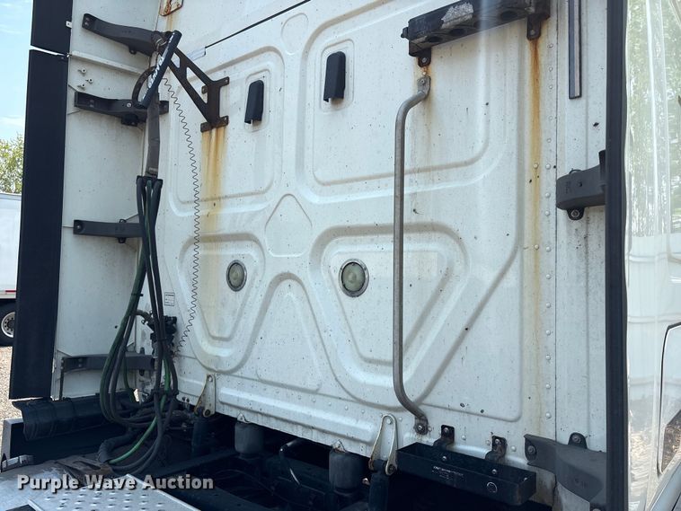 image for item YA2544 2018 Freightliner Cascadia semi truck