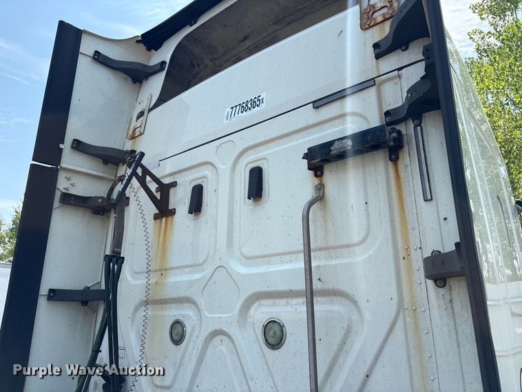 image for item YA2544 2018 Freightliner Cascadia semi truck