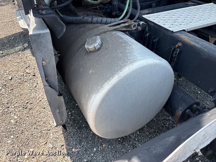 image for item YA2544 2018 Freightliner Cascadia semi truck