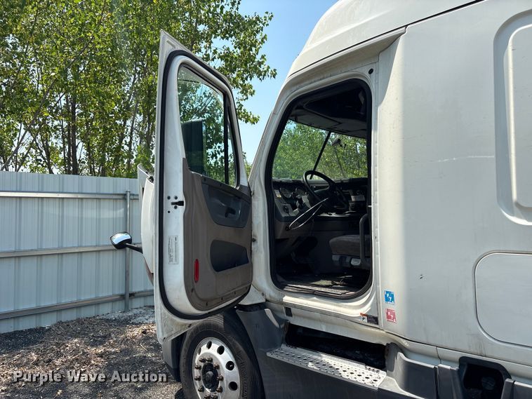 image for item YA2544 2018 Freightliner Cascadia semi truck