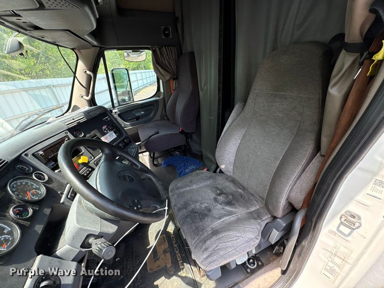 image for item YA2544 2018 Freightliner Cascadia semi truck