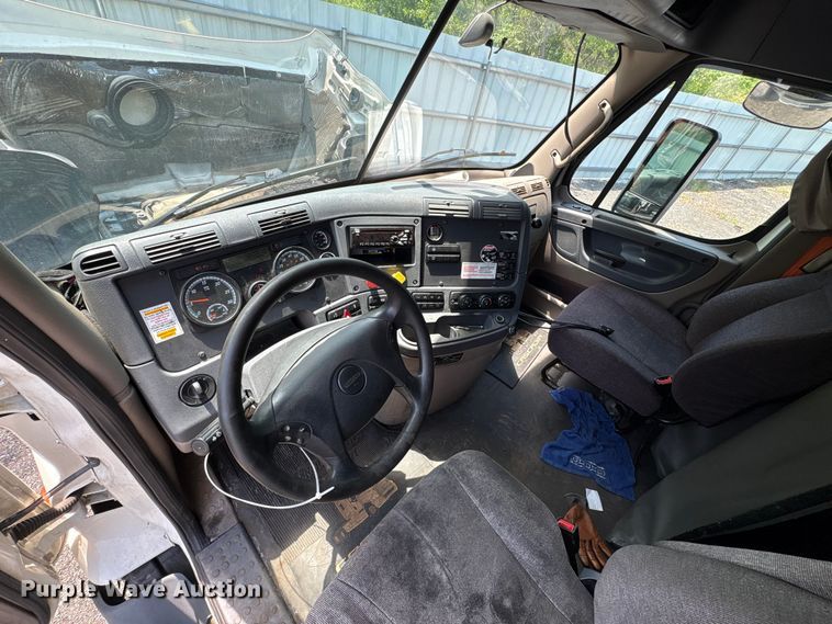 image for item YA2544 2018 Freightliner Cascadia semi truck